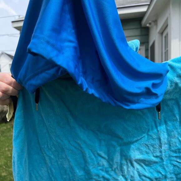 Hoodiepillow 5 in 1 Blue Beach Towel built in hood pockets convertible into bag - Picture 8 of 16